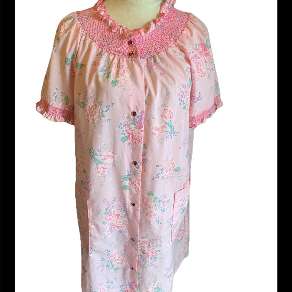 Lindsay Jordan  Vtg Housedress/DusterGown Pink Floral  Snap Front Smocking Med
